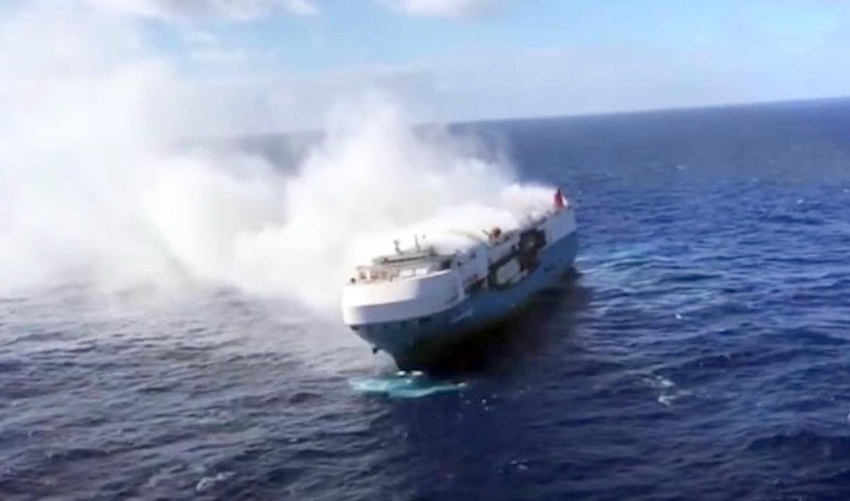  VIDEO: Felicity Ace, o navă cât două stadioane, plină cu mașini de lux, e în derivă și arde în Oceanul Atlantic