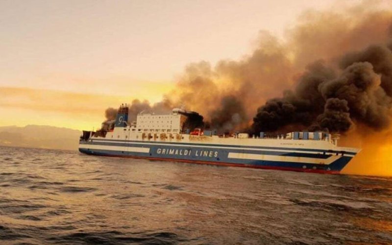  Incendiul de pe feribotul la bordul căruia s-au aflat şi români: Vasul arde în continuare. Încă sunt căutaţi 12 pasageri