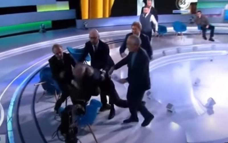  VIDEO: Politician pro-rus, luat la bătaie de un jurnalist în timpul unui talk show în fața camerelor TV