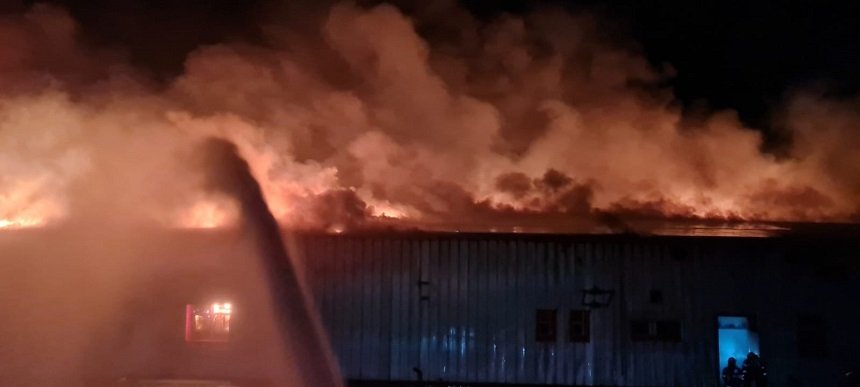  (VIDEO-FOTO) Incendiu puternic la o fabrică de mezeluri. Două persoane au suferit arsuri la nivelul feţei