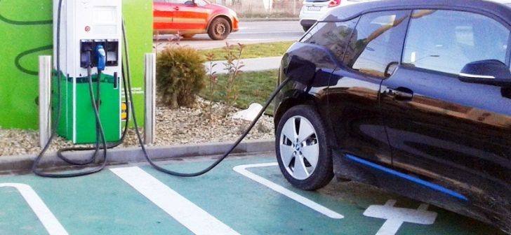  Carburanții s-au scumpit. Cât costă să încarci o mașină electrică în 2022?