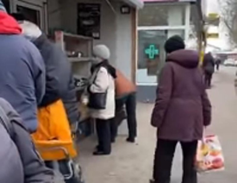  VIDEO: Patroana unui aprozar a donat toată marfa trecătorilor în semn de protest că ii este demolat chioșcul
