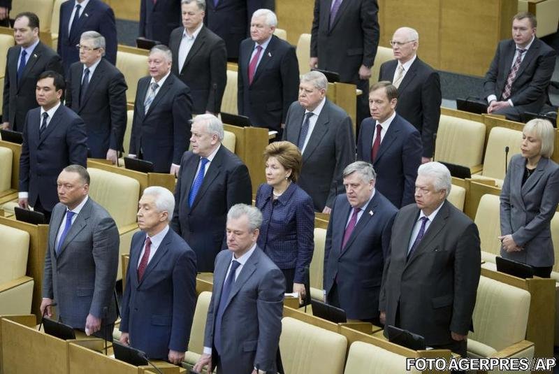  Parlamentarii ruși, înghesuiți la pupat poala lui Putin