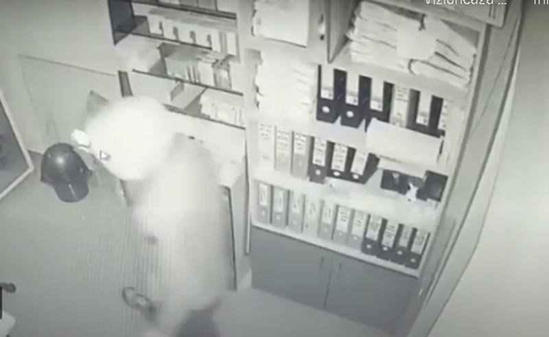  VIDEO: Fostul polițist care a dat spargerea la Alpha Bank, filmat când voia să fure un seif