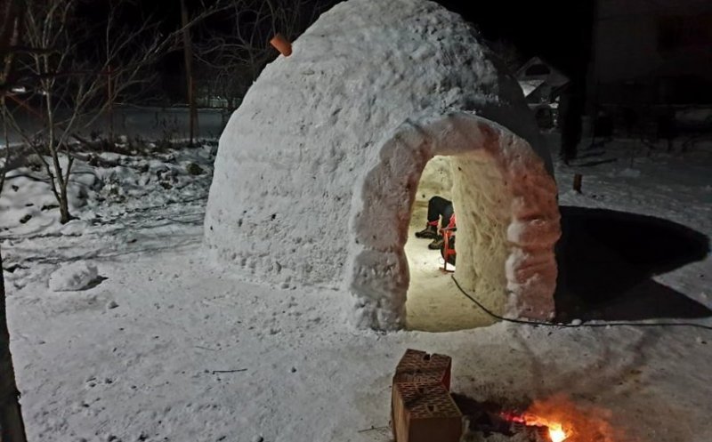  VIDEO: Un clujean și-a construit un iglu. Cum arată în interior