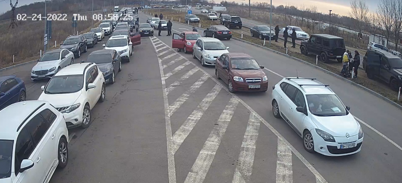  Zeci de mașini așteaptă să intre dinspre Ucraina în Republica Moldova