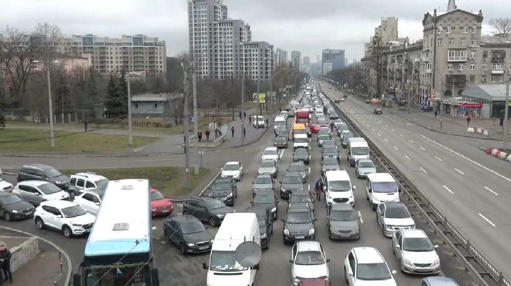  LIVE VIDEO: Exodul ucrainenilor. Cozi de mașini părăsind Kievul