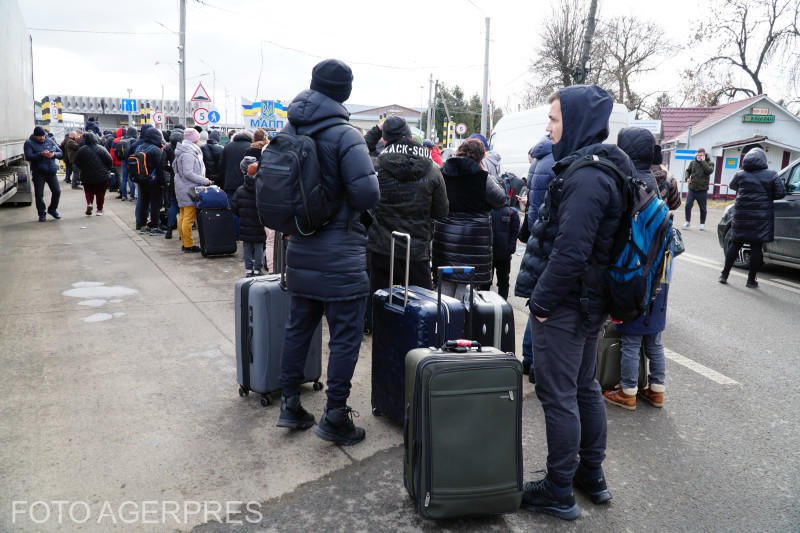  Mii de oameni la frontierele de nord ale României. Bărbaţii ucraineni sunt opriţi la graniţă