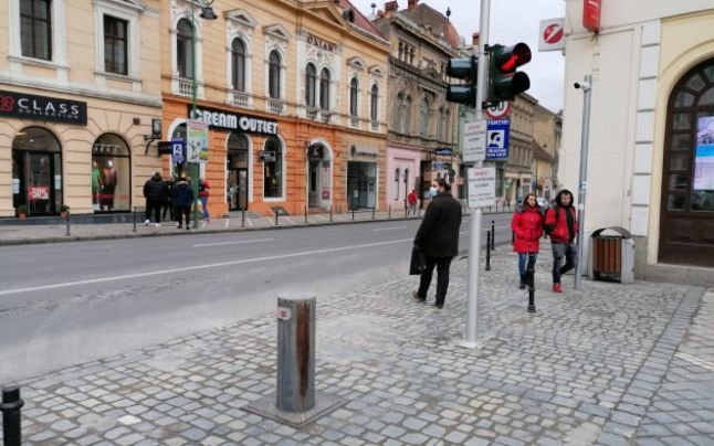  Inovaţie bizară la Braşov: semafoare pentru stâlpi. Ce a determinat strania decizie a Primăriei