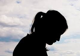  O tânără bolnavă psihic, virgină, a fost violată în mod repetat şi ameninţată cu moartea