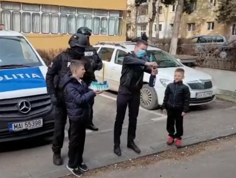  VIDEO: Gest emoționant al polițiștilor suceveni: au sărbătorit ziua unui copil în stradă