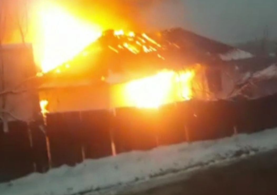  Două persoane, mamă şi fiu, au murit după ce casa le-a luat foc