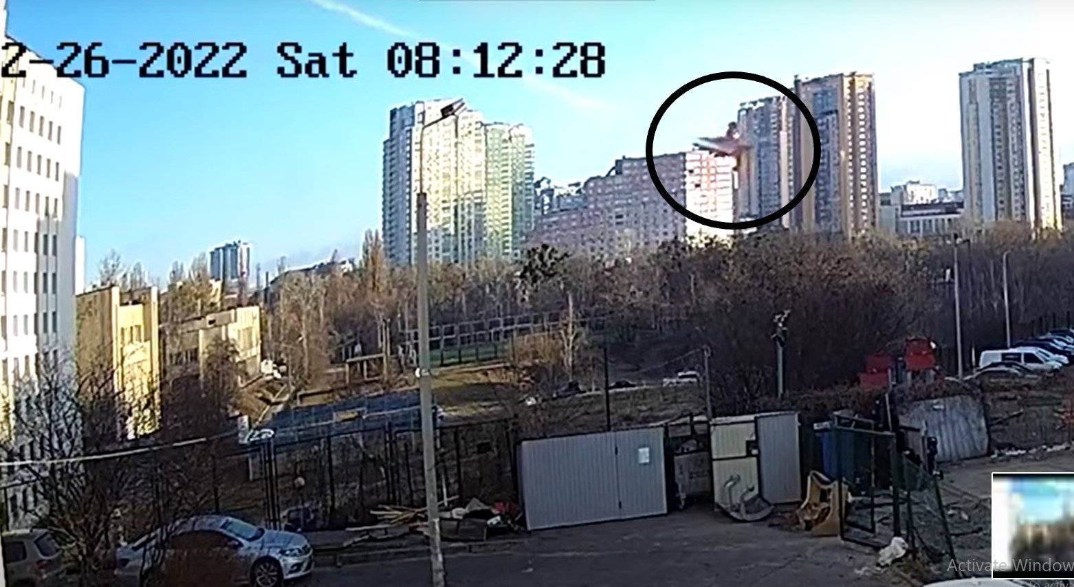  VIDEO – Momentul în care un bloc de locuinţe este izbit de o rachetă rusă