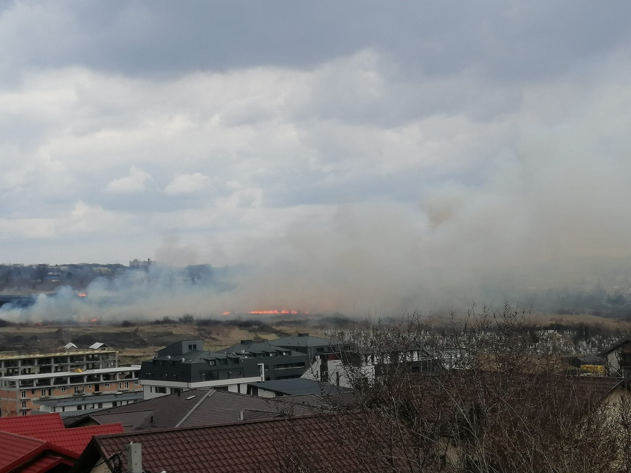  VIDEO – Incendiu puternic în zona Rediu. Focul se desfăşoară în apropierea caselor. Este vizibil din Pacurari