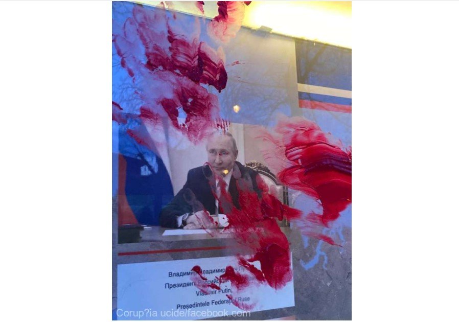  Portretul lui Putin de la Ambasada Rusiei la Bucureşti, stropit cu vopsea roşie