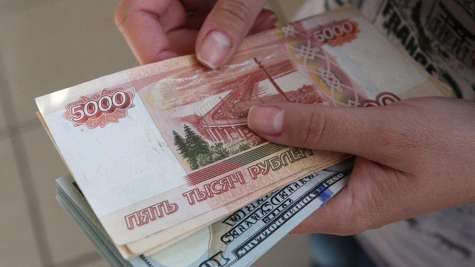  Rubla rusească se prăbușește. A scăzut cu 30% după noile sancțiuni