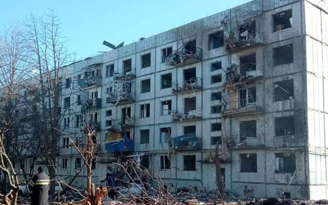  VIDEO Imagini dramatice în Harkiv: Momentul când rachetele de artilerie lansate de ruși lovesc un bloc de locuințe