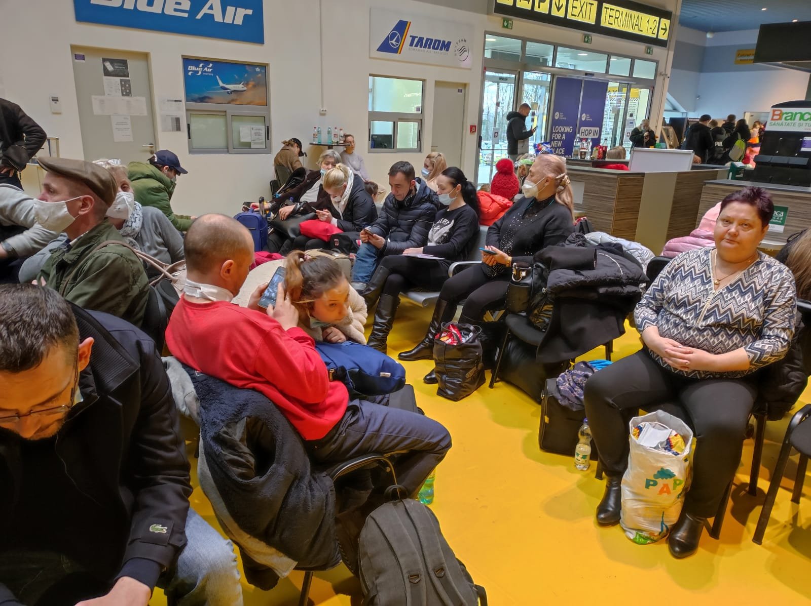  Ucrainenii stau cu zecile de ore în Aeroport la Iaşi. Au dormit direct pe gresie