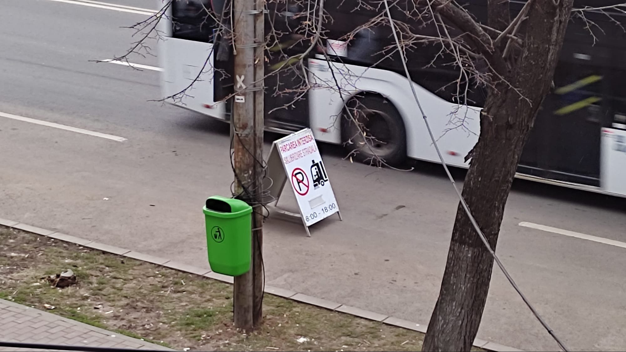  Curățenia de primăvară pe străzile din Iași. Sunt mutate unele mașini parcate