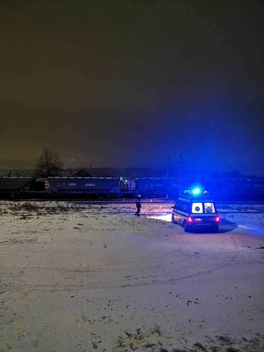  UPDATE: O femeie a murit şi un tânăr a fost rănit după ce s-au electrocutat pe un vagon în Gara Burdujeni
