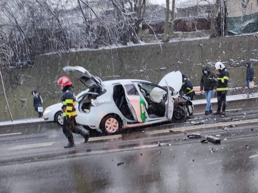  FOTO: Mașină de la Bolt, impact violent cu alt autoturism pe Elena Doamna
