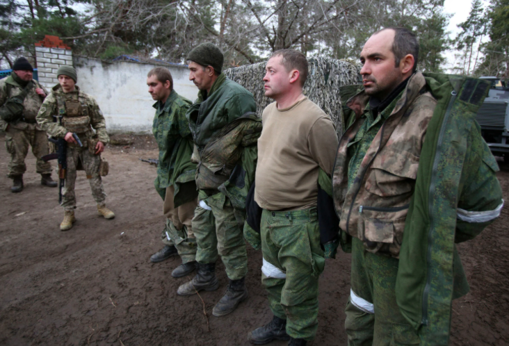  Dezertări în masă din forțele ruse din Ucraina. Unii se întorc pe jos acasă