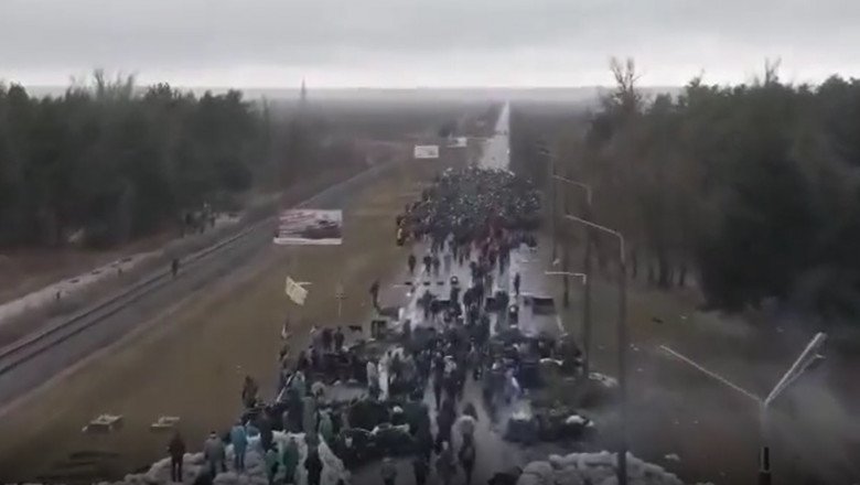  GALERIE VIDEO Imagini impresionante. Zeci de oameni blochează tehnica militară rusă cu propriile trupuri
