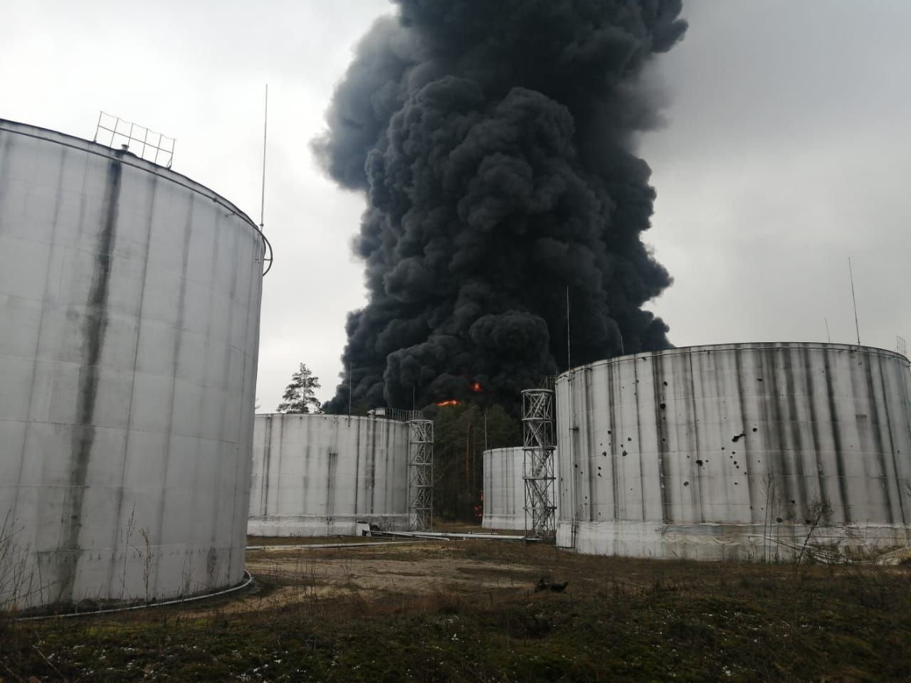  VIDEO: Un depozit de petrol a luat foc după ce a fost bombardat