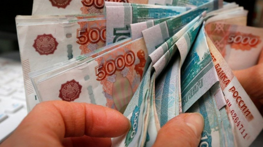  Ruşii trebuie să plătească un comision de 30% la achiziţia de valută
