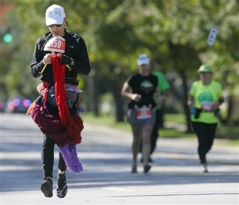  A tricotat un fular de 4 m în timp ce a alergat distanţa de maraton (VIDEO)