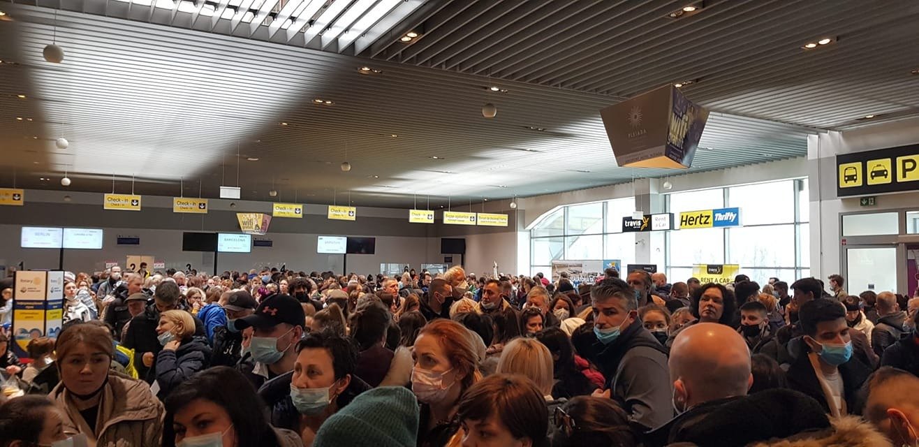  (FOTO) Aeroportul Iaşi nu mai face faţă numărului uriaş de pasageri şi refugiaţi