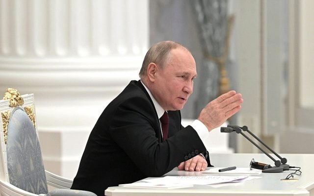  Putin a semnat legea prin care răspândirea de “informaţii false” despre armată se pedepseşte cu până la 15 ani de închisoare