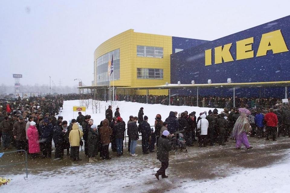  IMAGINI: Magazinele IKEA, luate cu asalt de mii de ruși după anunțul retragerii