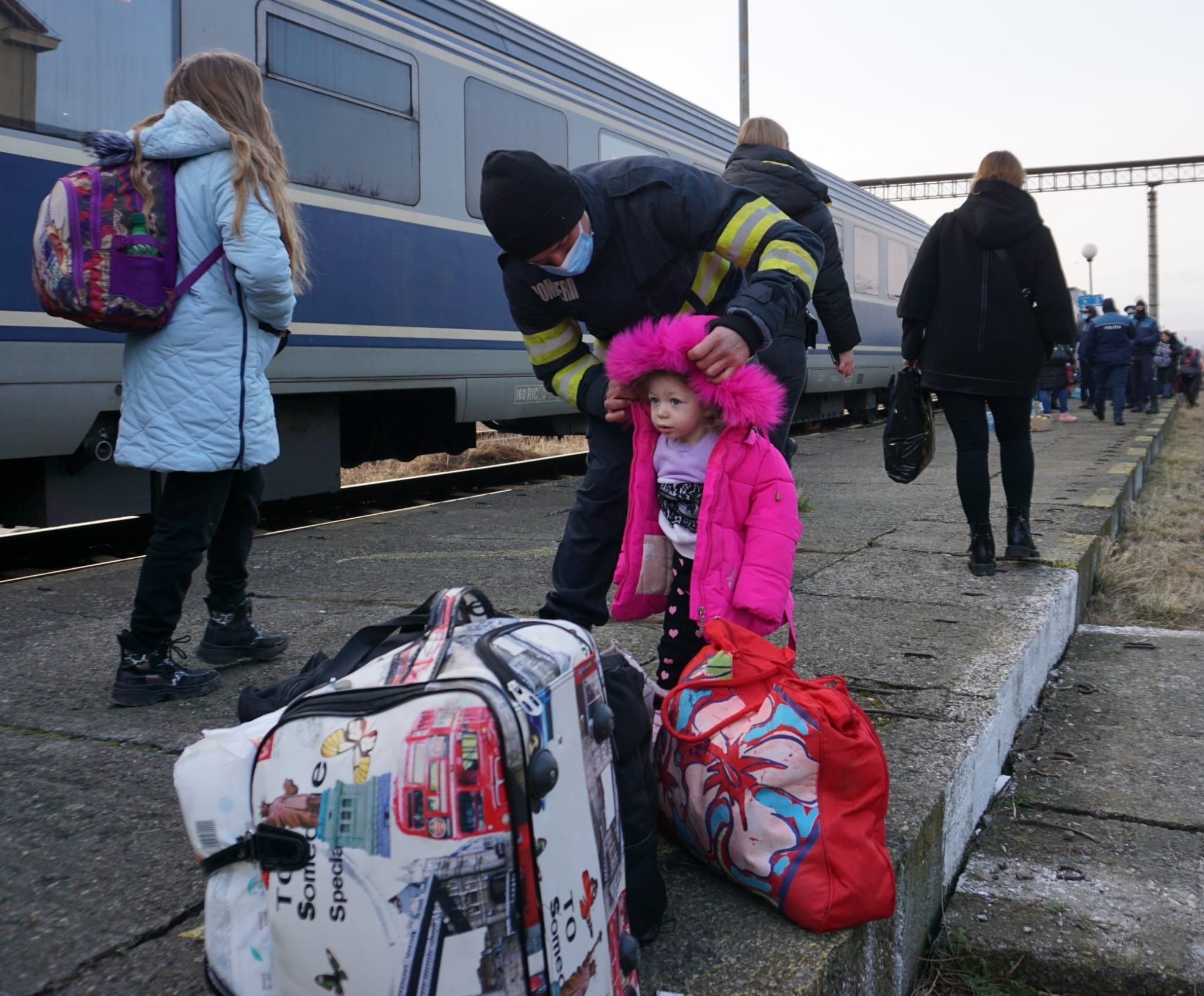  FOTO: Un tren cu 750 de refugiați a traversat județul Iași. Noi imagini emoționante