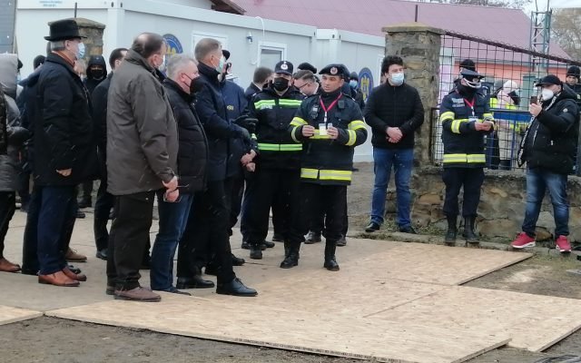  Imaginea care a stârnit comentarii și certuri între internauți: Iohannis pe placaj