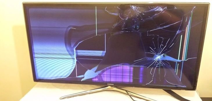  Un televizor trimis din Anglia a ajuns spart. Firma de curierat nu mai răspunde