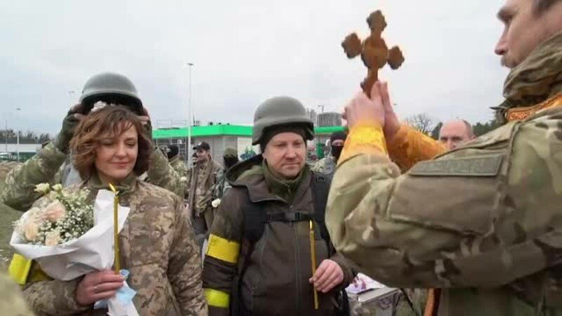  VIDEO: Doi militari ucraineni s-au căsătorit printre bombe, în tranșee