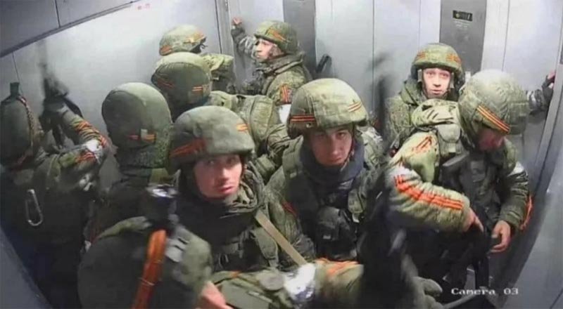  IMAGINE VIRALĂ: ucrainenii au blocat un grup de soldați ruși, în lift