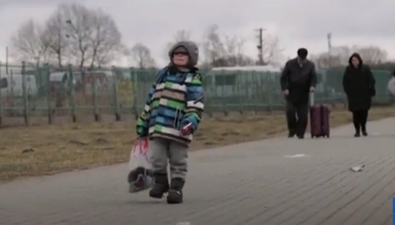  VIDEO: Băiețelul care a înduioșat o lume întreagă. Vezi cum trece granița Ucraina-Polonia