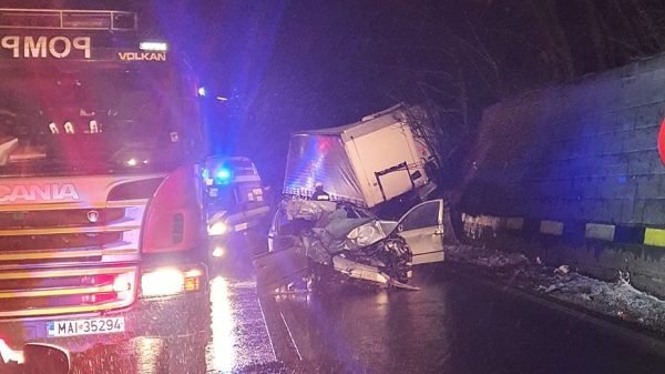  Un TIR a zdrobit un autoturism Skoda: două persoane au murit, iar o alta este rănită