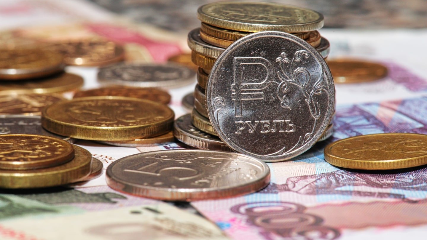  Rubla rusească, zlotul polonez şi forintul unguresc au scăzut luni la minime record