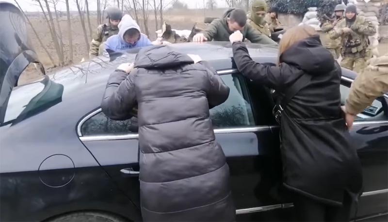  VIDEO: Se întâmplă și lucruri frumoase printe bombele din Ucraina. Farsa făcută unei tinere