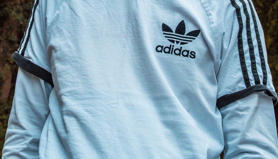  Adidas a anunţat suspendarea activităţilor sale din Rusia