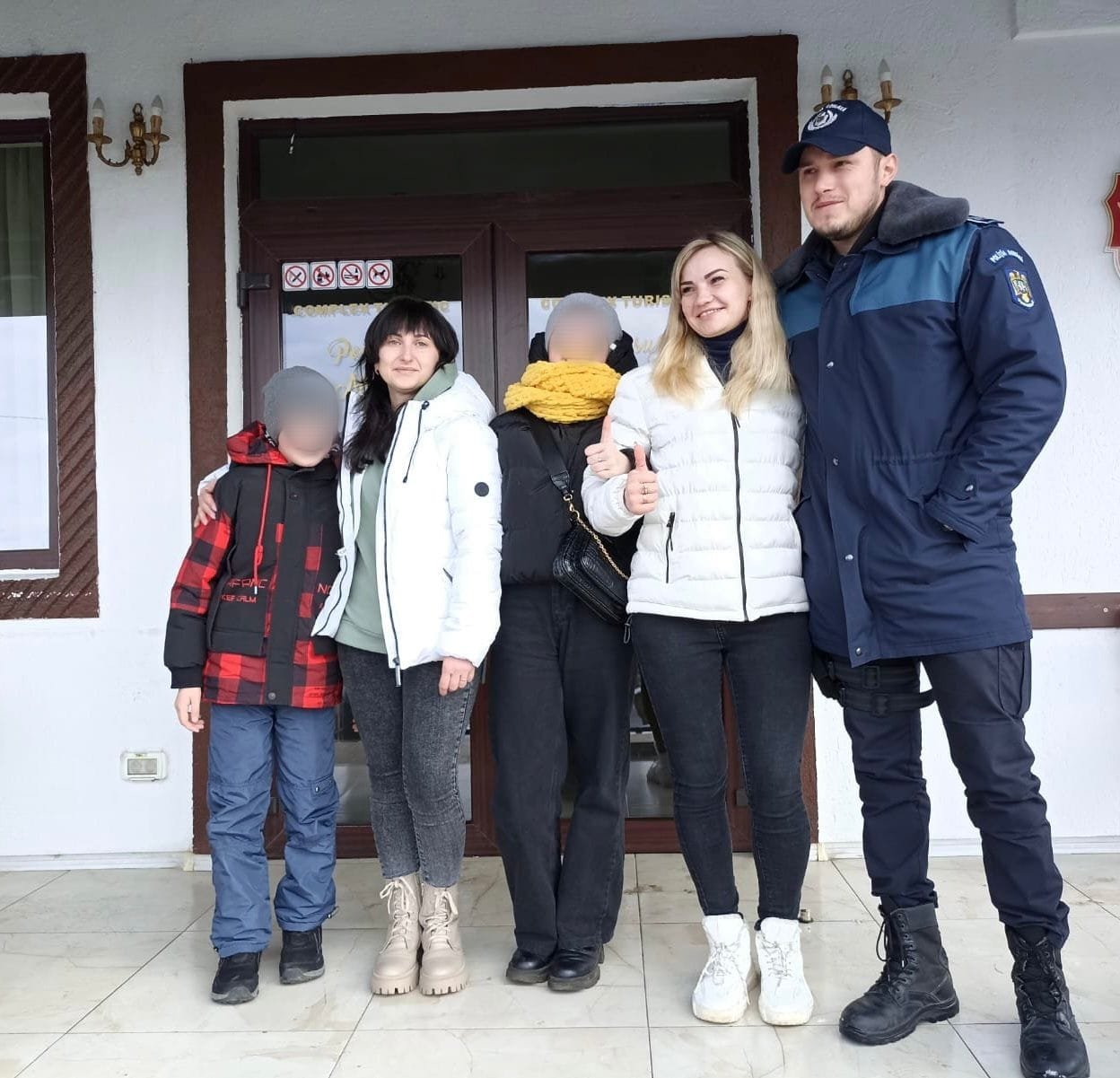  Polițiștii ieșeni au salvat o familie de ucraineni în drum spre Suedia