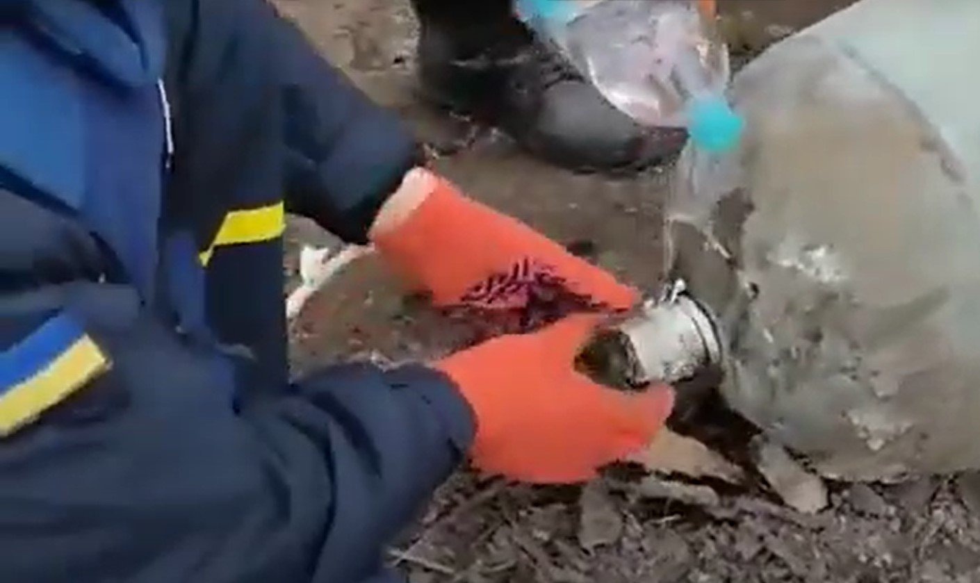  VIRAL: Doi specialişti ucraineni dezamorsează o bombă doar cu mâinile şi cu o sticlă mică de apă