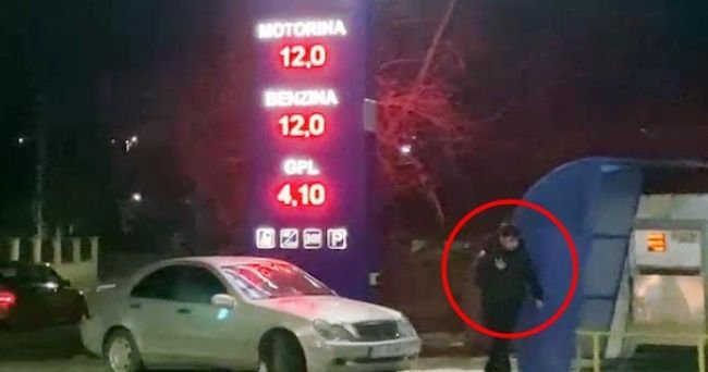  VIDEO: Reacția angajatului unei benzinării când a fost trimis să majoreze prețul la 12 lei litrul