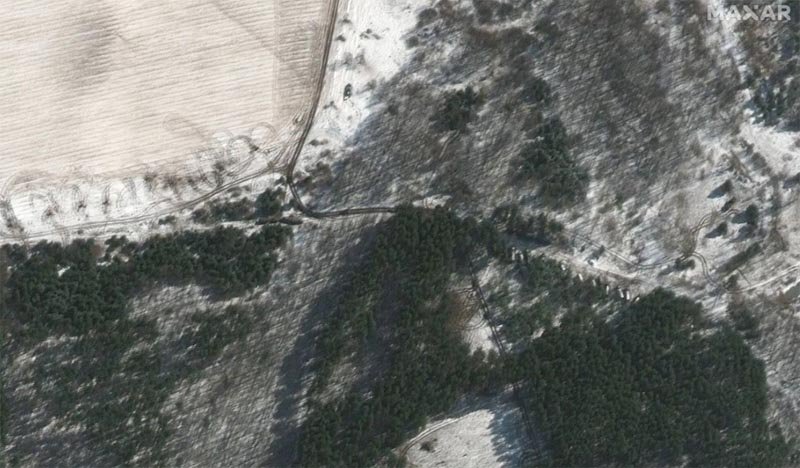  Rușii se pregătesc de asaltul Kievului. Imagini din satelit arată blindatele din marele convoi rusesc dispersate în localitățile și pădurile din jurul capitalei Ucrainei