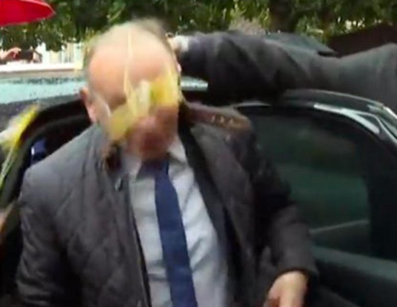  VIDEO: Candidat la președinție, atacat cu ouă la ieșirea din mașină