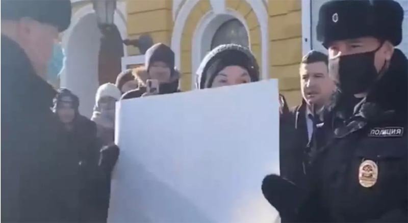  VIDEO: Momentul în care poliția rusă arestează o tânără care protesta cu o foaie albă