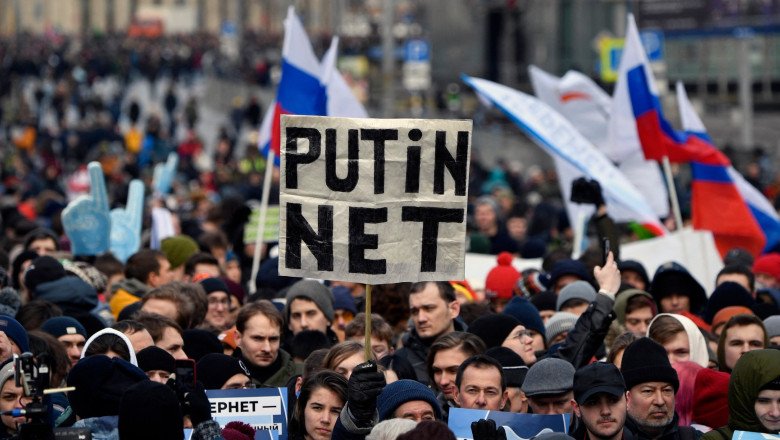  Milioane de ruși primesc mesaje din străinătate cu războiul din Ucraina. Cum a afost spartă cenzura lui Putin